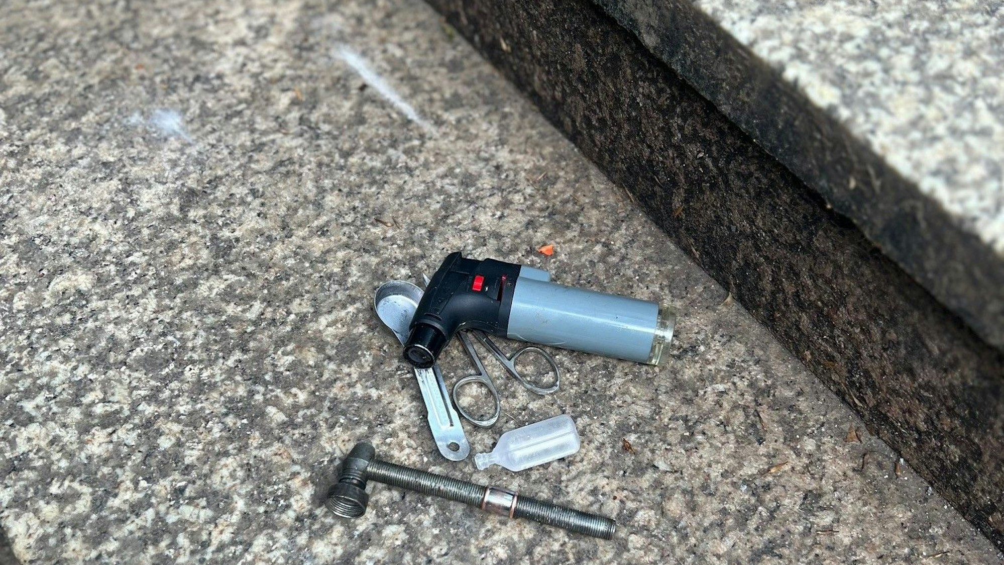 Auf einer Stufe des Treppenabgangs zur U-Bahn auf dem Neumarkt liegen Drogenutensilien.