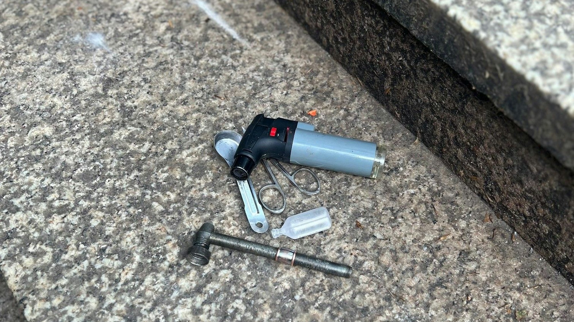 Auf einer Stufe des Treppenabgangs zur U-Bahn auf dem Neumarkt liegen Crack-Utensilien.