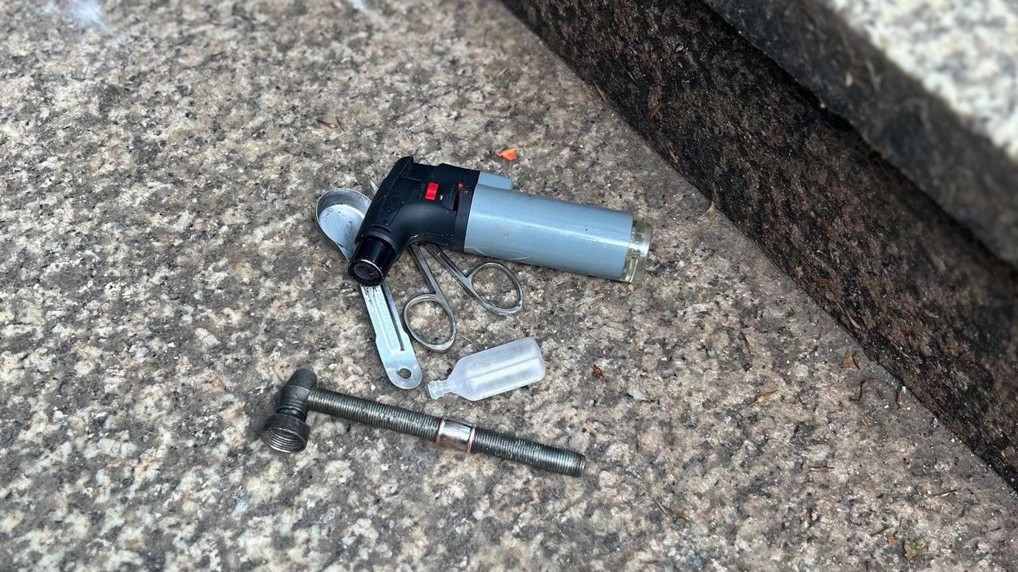Auf einer Stufe des Treppenabgangs zur U-Bahn auf dem Neumarkt liegen Crack-Utensilien.