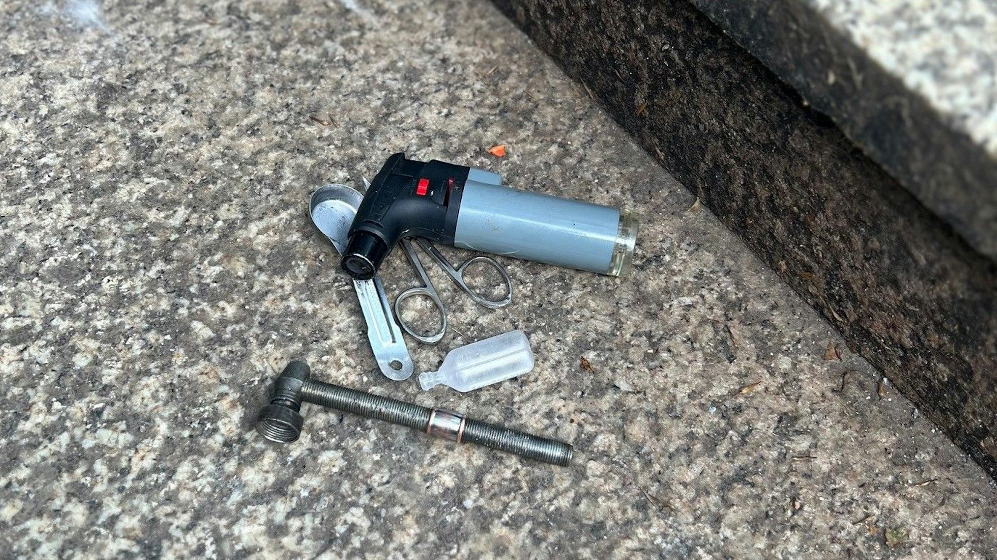 Auf einer Stufe des Treppenabgangs zur U-Bahn auf dem Neumarkt liegen Crack-Utensilien.