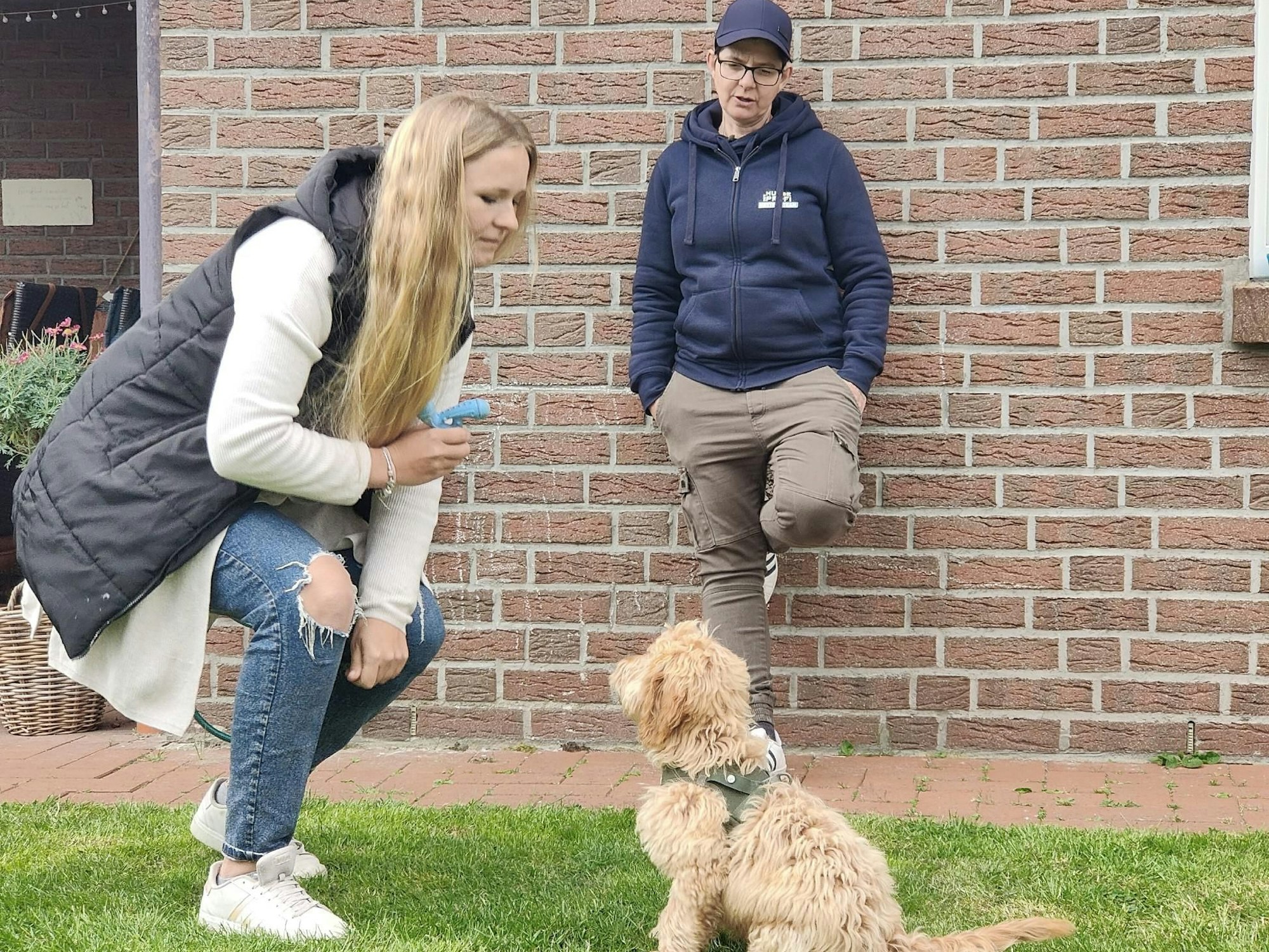 Nadine mit Cockapoo Charly und Melle Hofmann.