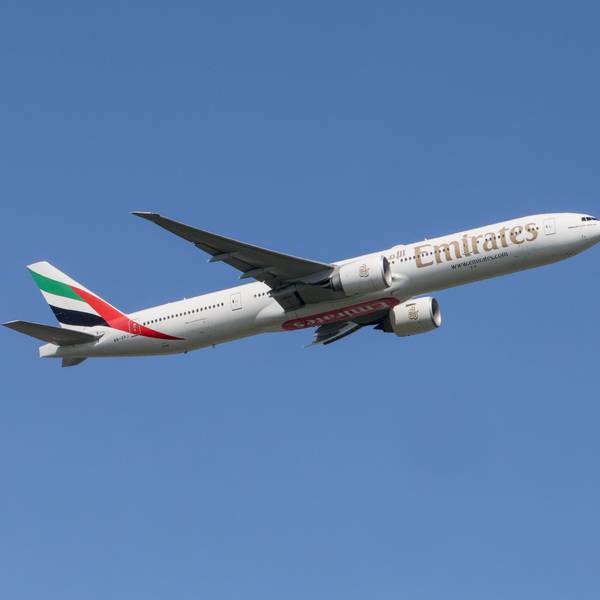 Eine Boeing 777 von Emirates fliegt am Himmel in der klassischen Lackierung der arabischen Fluggesellschaft. (Symbolbild)