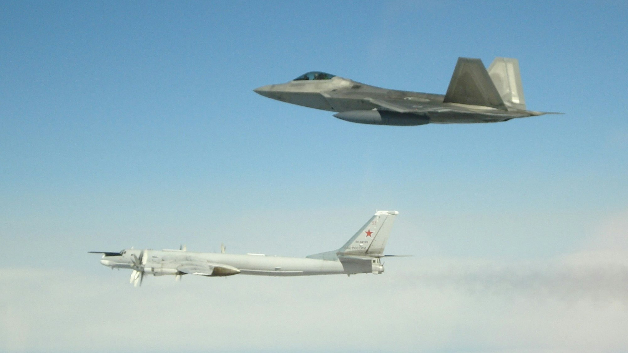 Das vom Nordamerikanischen Luft- und Weltraum-Verteidigungskommando (NORAD) zur Verfügung gestellte Foto zeigt einen US-Kampfjet vom Typ F-22 neben einem russischen TU-95 Bomber. (Symbolbild)