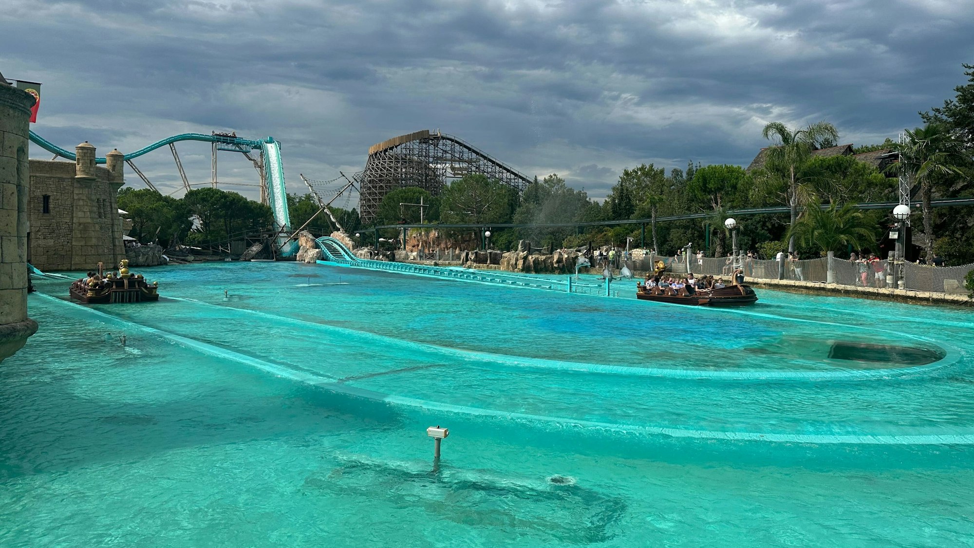 Ein Blick auf das Areal der Attraktion «Atlantica SuperSplash» nach einem Unfall am Montag.