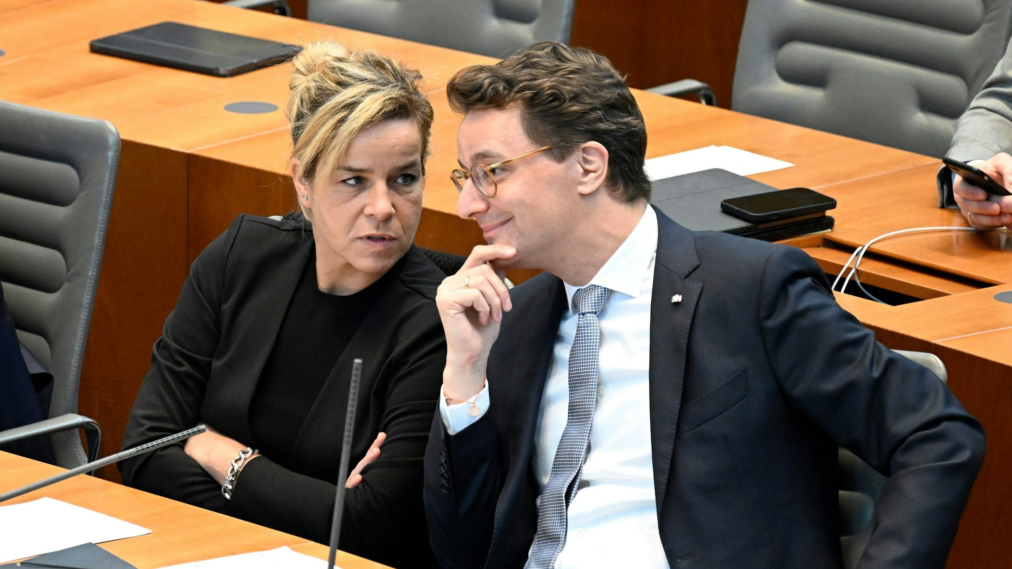 Hendrik Wüst (CDU), Ministerpräsident von Nordrhein-Westfalen, spricht mit seiner Stellvertreterin, Wirtschaftsministerin Mona Neubaur (Grüne).