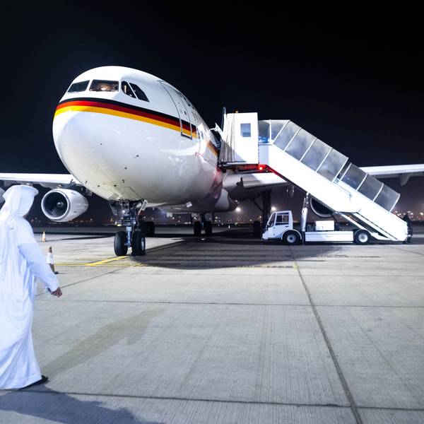 Der Regierungs-Airbus A340 steht am Flughafen Abu Dhabi.