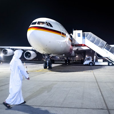 Der Regierungs-Airbus A340 steht am Flughafen Abu Dhabi.