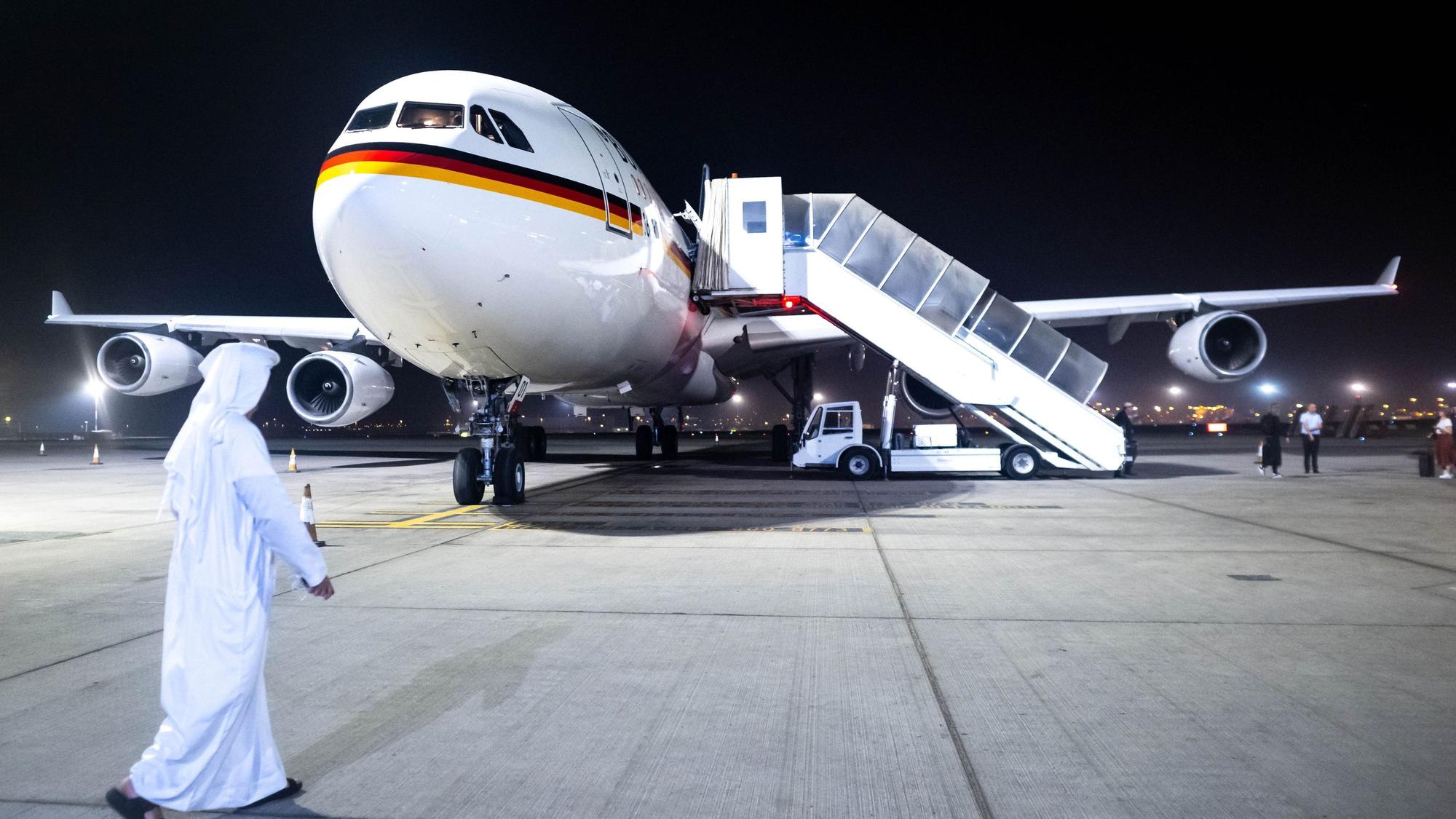 Der Regierungs-Airbus A340 steht am Flughafen Abu Dhabi.