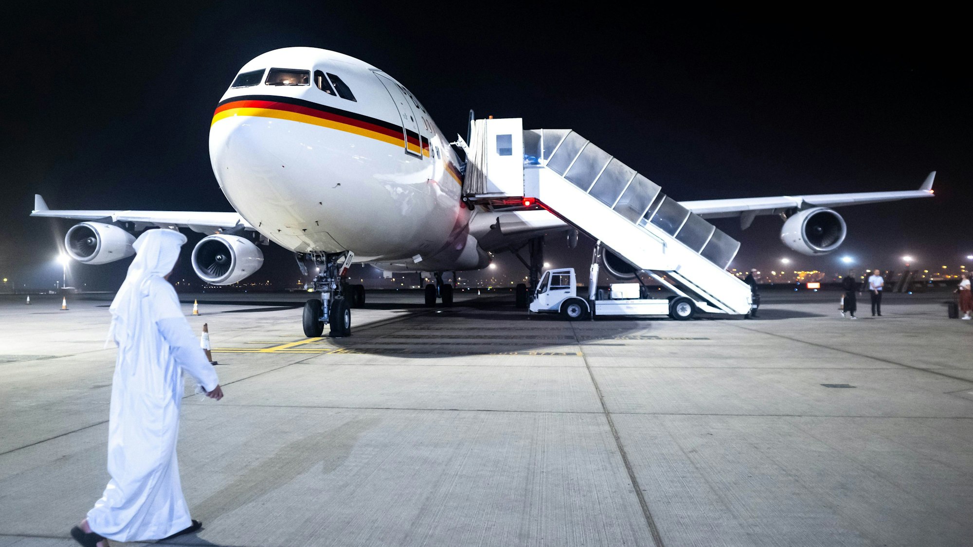 Der Regierungs-Airbus A340 steht am Flughafen Abu Dhabi.