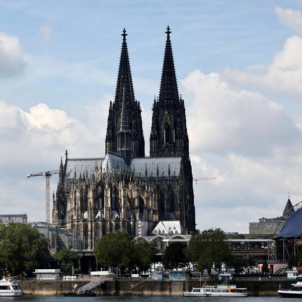 Das Panorama der Kölner Innenstadt mit Kölner Dom, Musical Dome, Hohenzollernbrücke und Rheinufer der Stadt Köln gesehen vom Deutzer Ufer aus.