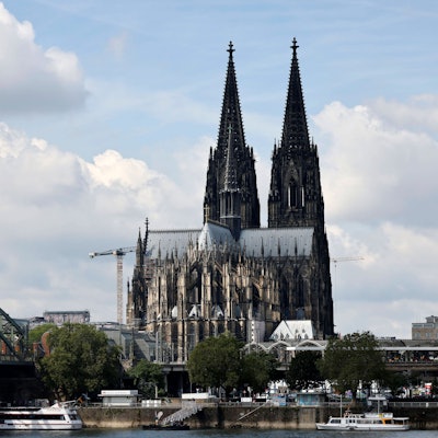 Das Panorama der Kölner Innenstadt mit Kölner Dom, Musical Dome, Hohenzollernbrücke und Rheinufer der Stadt Köln gesehen vom Deutzer Ufer aus.