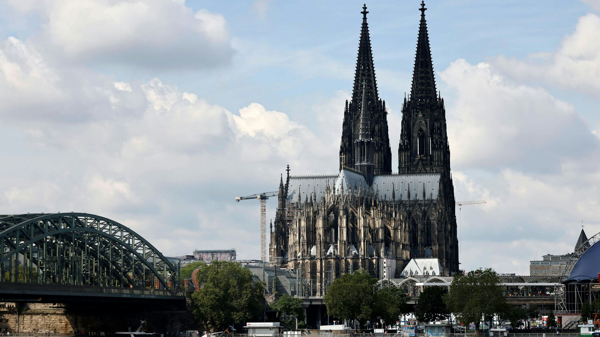 Das Panorama der Kölner Innenstadt mit Kölner Dom, Musical Dome, Hohenzollernbrücke und Rheinufer der Stadt Köln gesehen vom Deutzer Ufer aus.