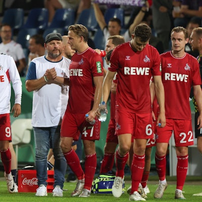 14. August 2023, VfL Osnabrück – 1. FC Köln, erste Runde im DFB-Pokal im Osnabrücker Stadion an der Bremer Brücke: Kölns Trainer Steffen Baumgart klatscht mit Mathias Olesen ab.