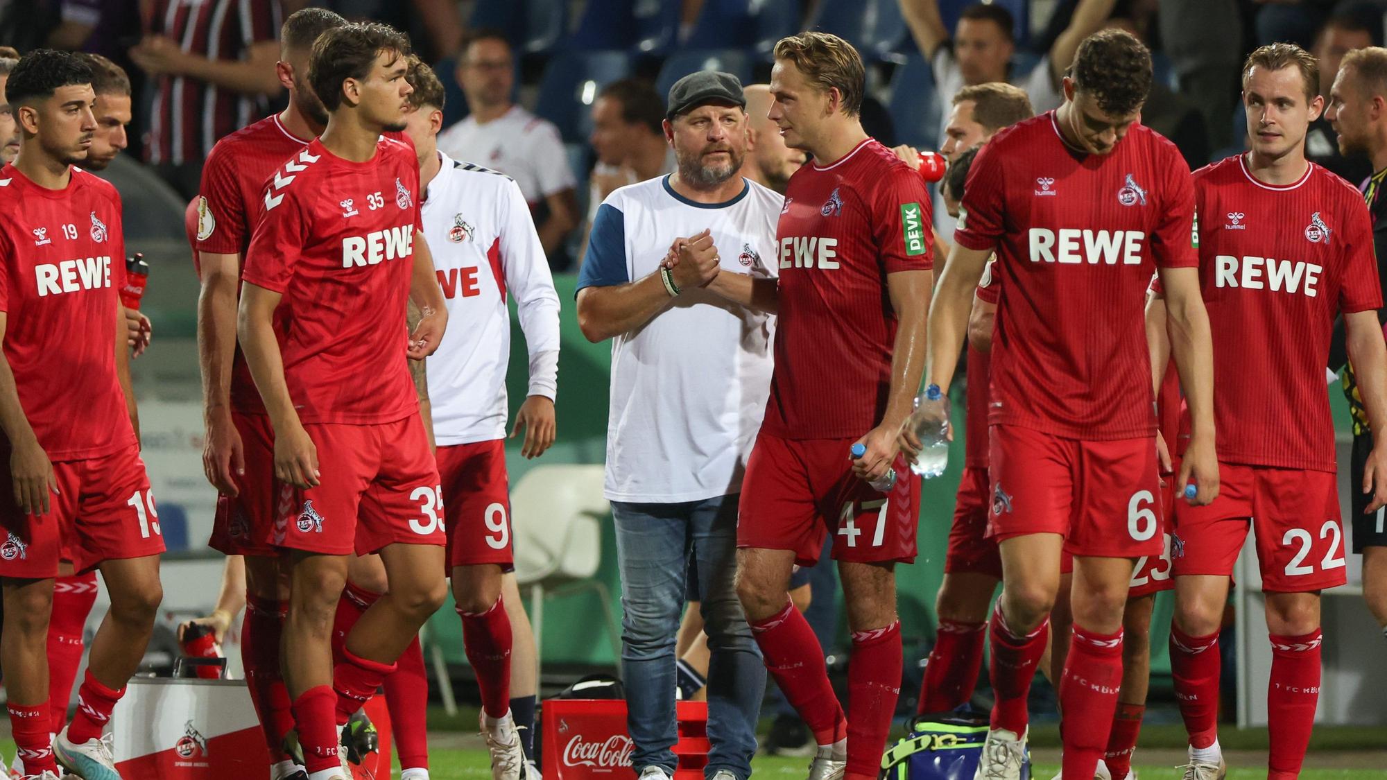 14. August 2023, VfL Osnabrück – 1. FC Köln, erste Runde im DFB-Pokal im Osnabrücker Stadion an der Bremer Brücke: Kölns Trainer Steffen Baumgart klatscht mit Mathias Olesen ab.