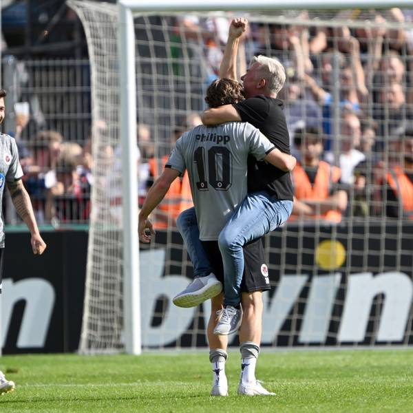 12.08.2023, Nordrhein-Westfalen, Köln: Fußball: DFB-Pokal, Viktoria Köln - Werder Bremen, 1. Runde, Sportanlage Höhenberg. Kölns David Philipp (l) und sein Trainer Olaf Janßen feiern den 3:2-Sieg über Werder Bremen. Foto: Federico Gambarini/dpa - WICHTIGER HINWEIS: Gemäß den Vorgaben der DFL Deutsche Fußball Liga bzw. des DFB Deutscher Fußball-Bund ist es untersagt, in dem Stadion und/oder vom Spiel angefertigte Fotoaufnahmen in Form von Sequenzbildern und/oder videoähnlichen Fotostrecken zu verwerten bzw. verwerten zu lassen. +++ dpa-Bildfunk +++