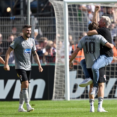 12.08.2023, Nordrhein-Westfalen, Köln: Fußball: DFB-Pokal, Viktoria Köln - Werder Bremen, 1. Runde, Sportanlage Höhenberg. Kölns David Philipp (l) und sein Trainer Olaf Janßen feiern den 3:2-Sieg über Werder Bremen. Foto: Federico Gambarini/dpa - WICHTIGER HINWEIS: Gemäß den Vorgaben der DFL Deutsche Fußball Liga bzw. des DFB Deutscher Fußball-Bund ist es untersagt, in dem Stadion und/oder vom Spiel angefertigte Fotoaufnahmen in Form von Sequenzbildern und/oder videoähnlichen Fotostrecken zu verwerten bzw. verwerten zu lassen. +++ dpa-Bildfunk +++
