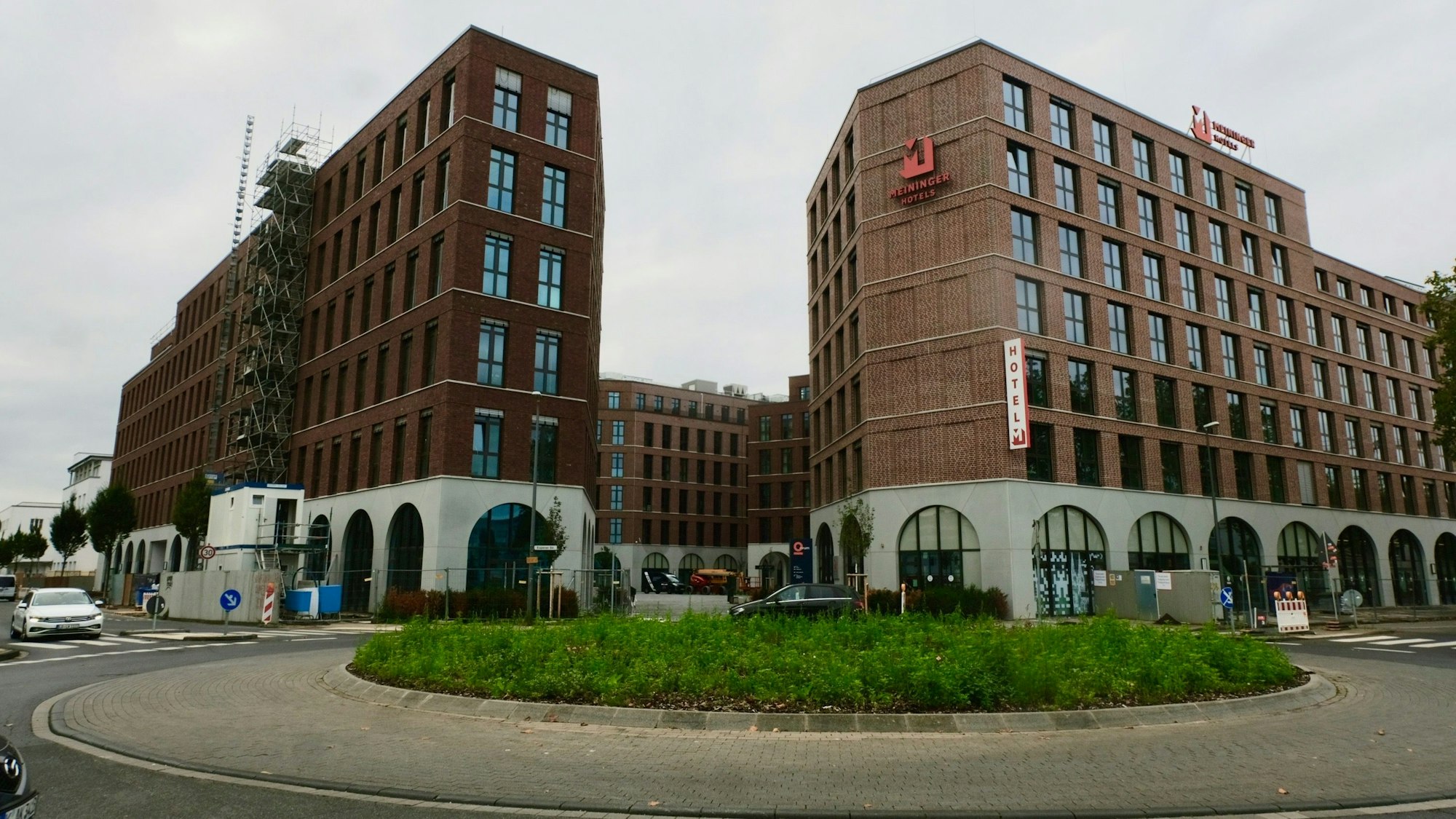 Das Gebäude vor einem Kreisverkehr.