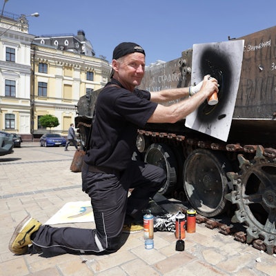 Der Kölner Künstler und Bananensprayer Thomas Baumgärtel bei seinem Besuch in der Ukraine im Mai: Nachts fielen Bomben auf Kiew.