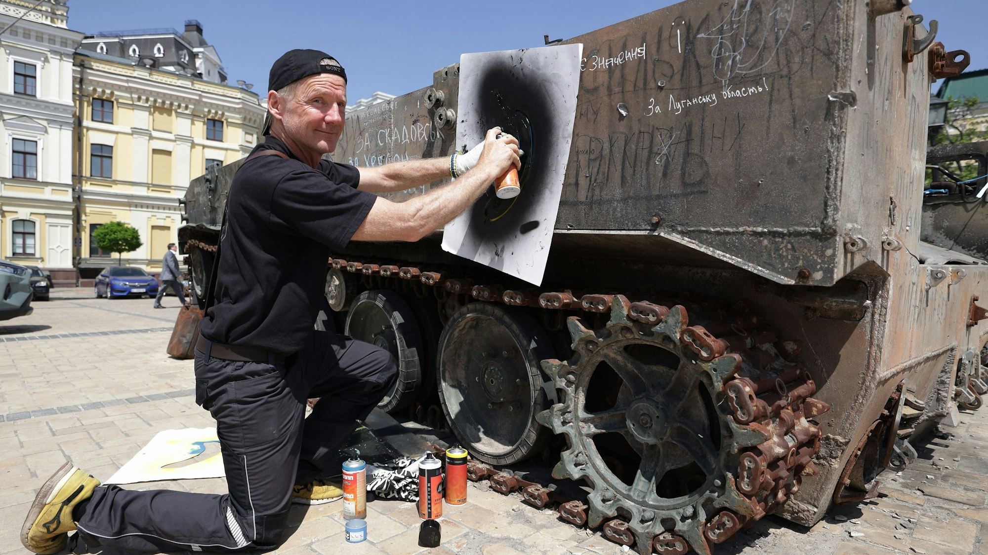 Der Kölner Künstler und Bananensprayer Thomas Baumgärtel bei seinem Besuch in der Ukraine im Mai: Nachts fielen Bomben auf Kiew.