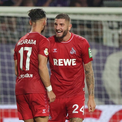 Julian Chabot (r) feiert seinen Treffer zum 1:3 mit Leart Paqarada (l).