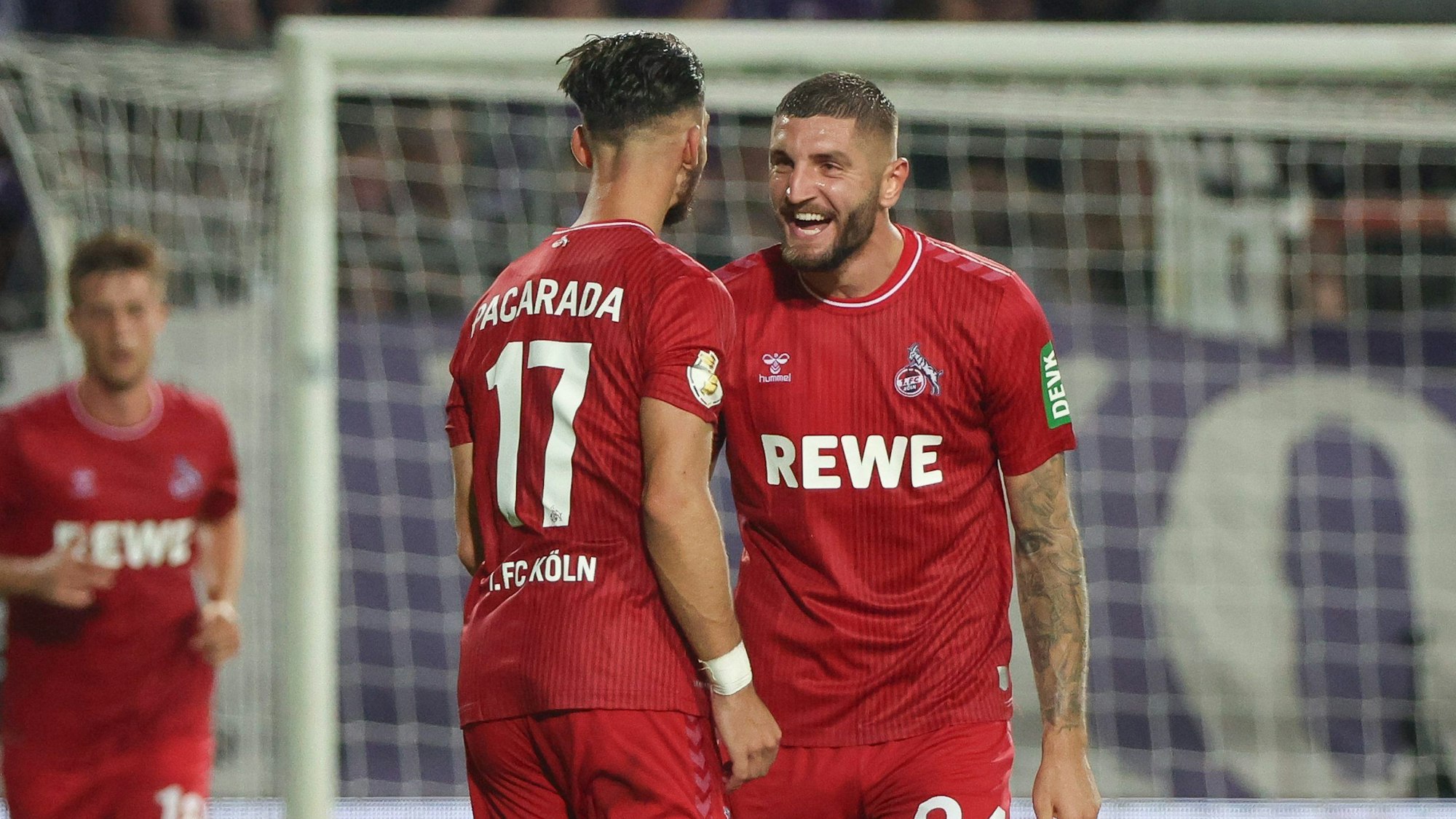 Julian Chabot (r) feiert seinen Treffer zum 1:3 mit Leart Paqarada (l).