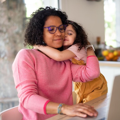 Eine Mutter arbeitet im Homeoffice, gleichzeitig betreut sie ihre Tochter. Laut einer Umfrage übernehmen Frauen in deutschen Haushalten trotz gleicher beruflicher Arbeitsbelastung mehr Aufgaben in Familien. (Symbolbild)