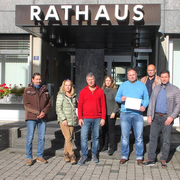 Das Bild vom Oktober 2022 zeigt eine Gruppe Menschen vor dem Blankenheimer Rathaus. Damals haben sie ihr Bürgerbegehren angemeldet.