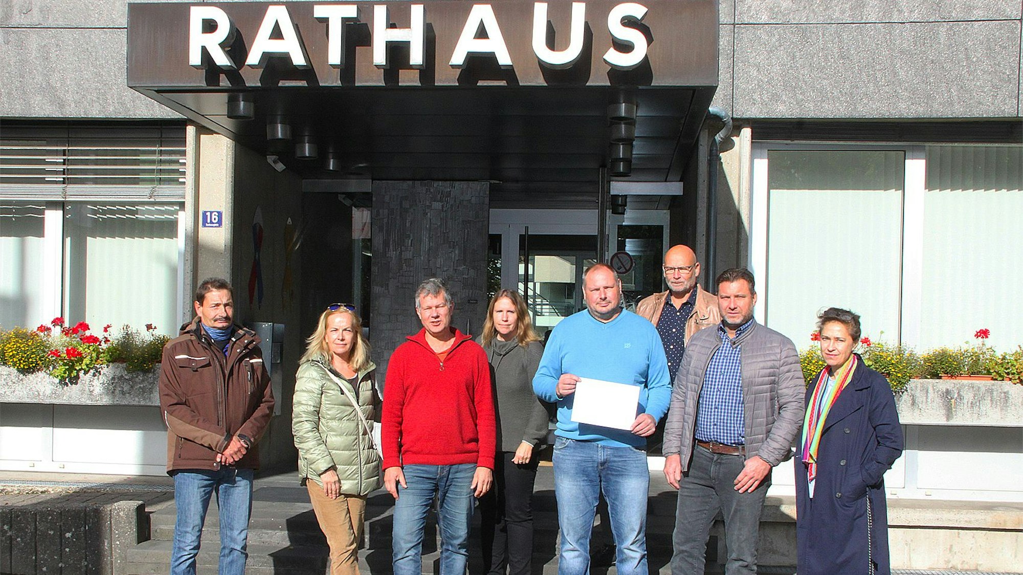 Das Bild vom Oktober 2022 zeigt eine Gruppe Menschen vor dem Blankenheimer Rathaus. Damals haben sie ihr Bürgerbegehren angemeldet.