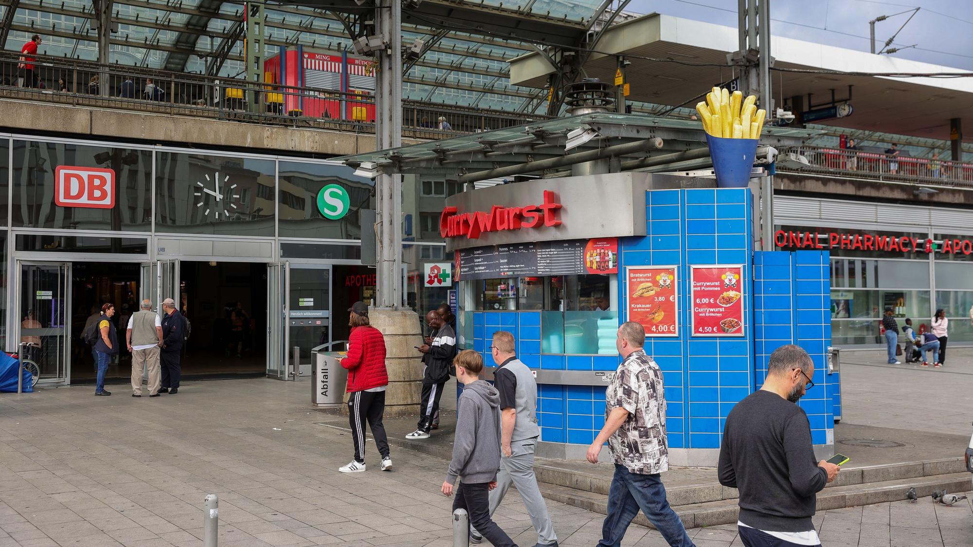 Der blaue Schnellimbiss am Breslauer Platz. Im Hintergrund ein Eingang zum Hauptbahnhof.