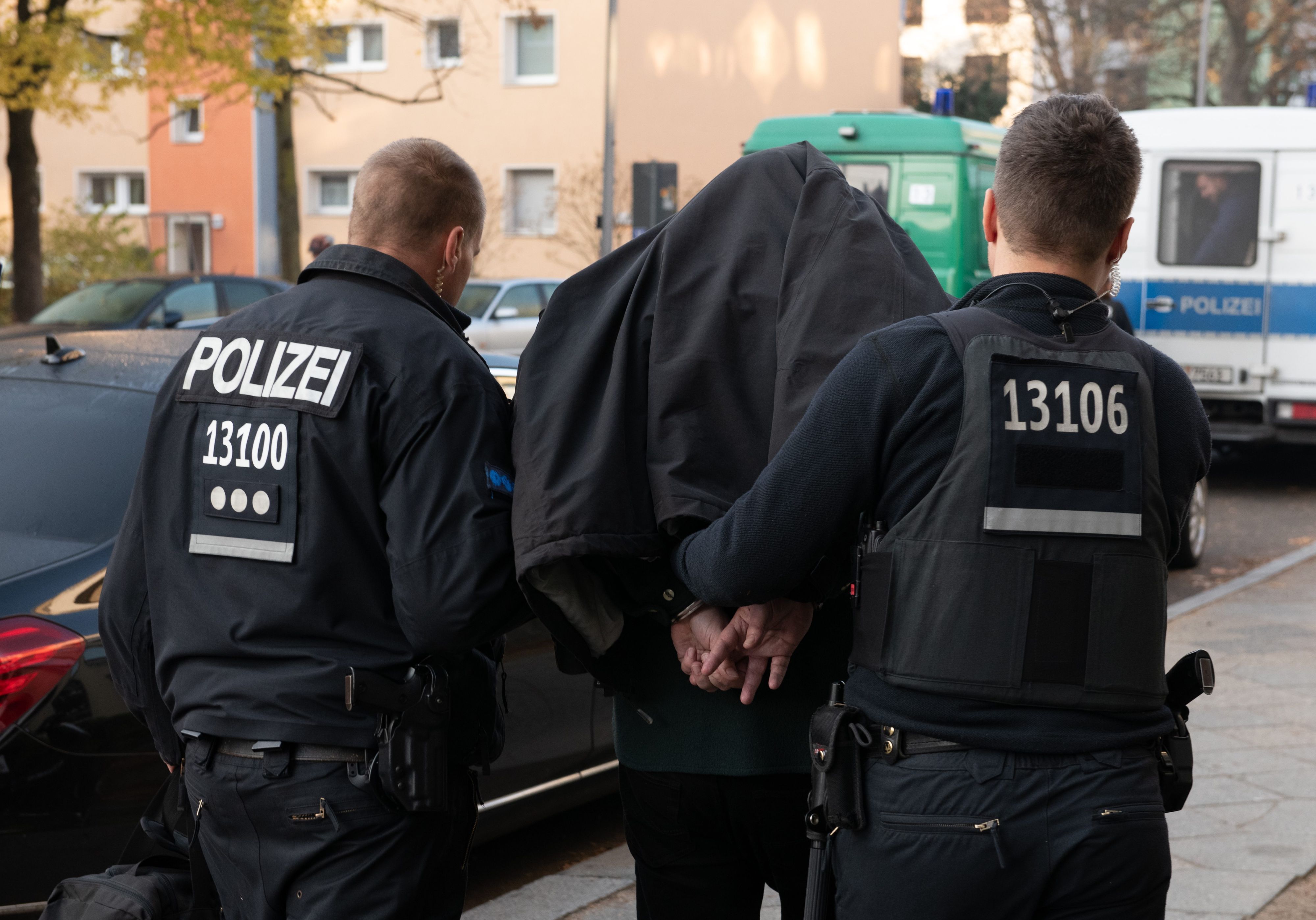 Polizeibeamte in Berlin führen eine Person ab. Bei einem Einsatz sind Polizisten und Polizistinnen von rund 100 Personen aggressiv bedrängt worden. (Symbolbild)