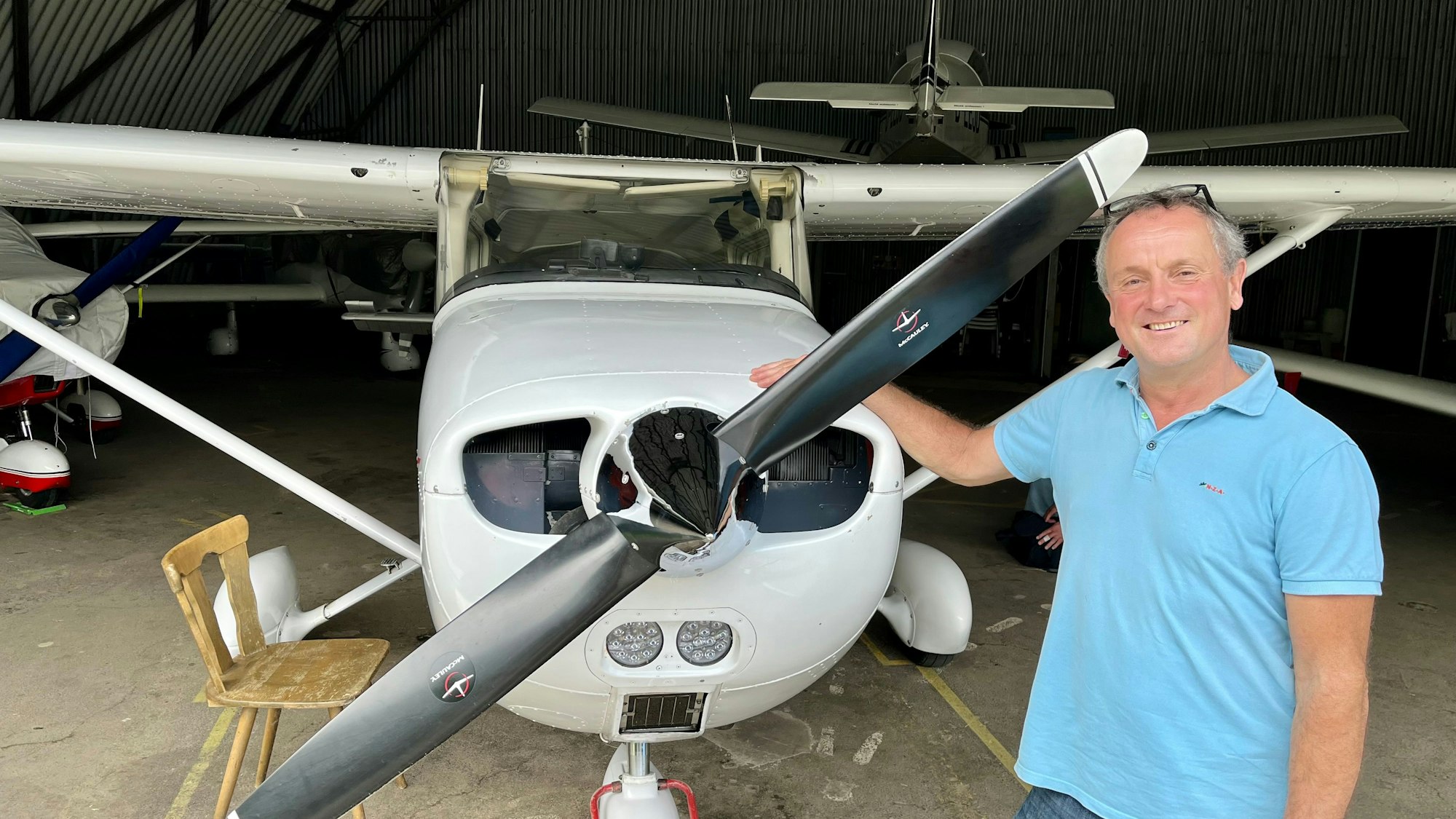 Markus Ley an der Flugzeughalle.
