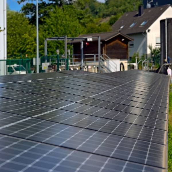 Blick auf Freiflächen PV-Anlagen des Aggerverbandes.