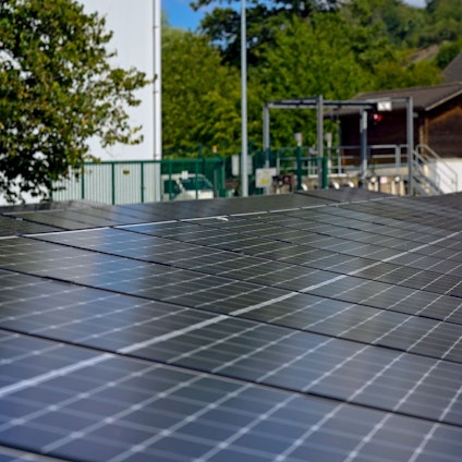 Blick auf Freiflächen PV-Anlagen des Aggerverbandes.