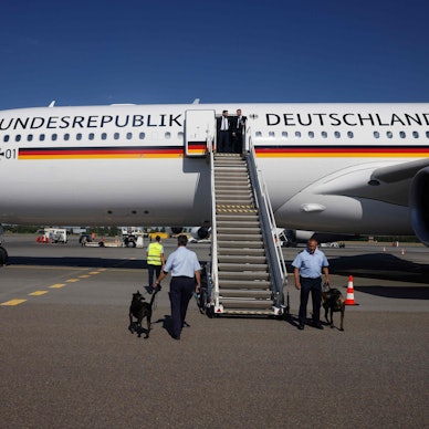 Ein Regierungsflieger des Modells Airbus A340 steht auf einem Rollfeld. (Archivbild)