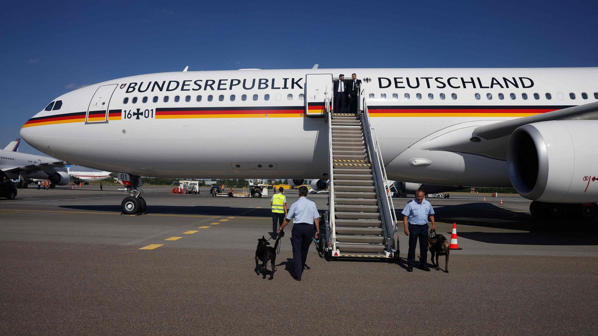 Ein Regierungsflieger des Modells Airbus A340 steht auf einem Rollfeld. (Archivbild)