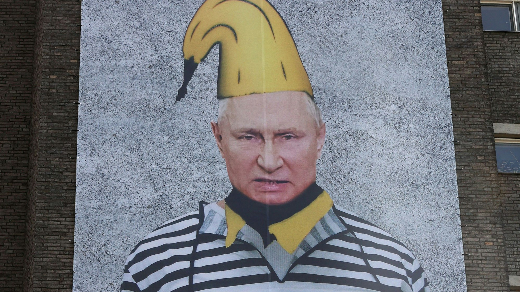 Das große Putin-Banner von Thomas Baumgärtel am Hochhaus Aachener Straße 201