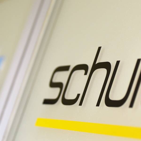 Hier sieht man den Schufa-Schriftzug, aufgenommen an der Schufa Geschäftsstelle in Berlin.