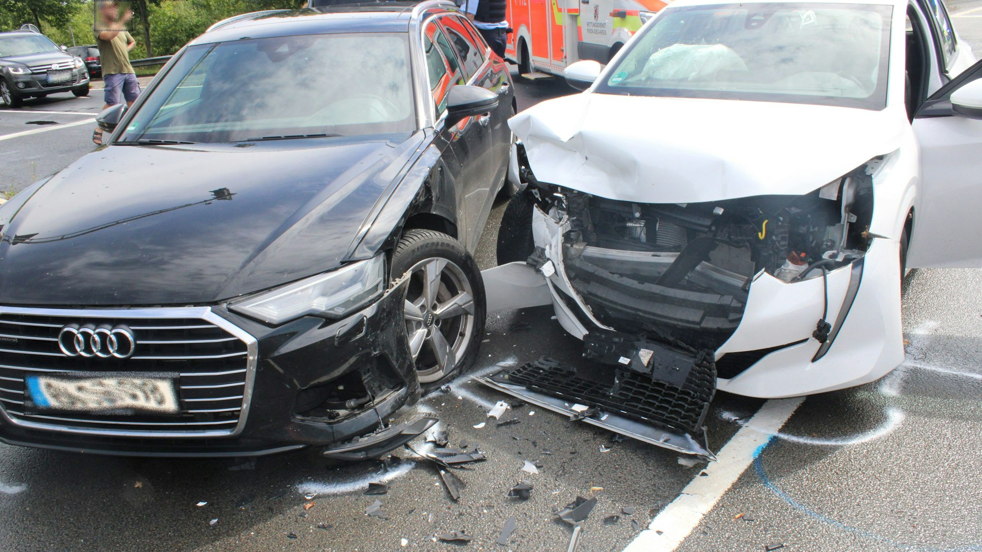 Bei einem Verkehrsunfall in Sankt Augustin-Buisdorf sind am Montag, 14. August 2023, zwei Autos zusammengestoßen. Eine 56 Jahre alte Frau wurde schwer verletzt.