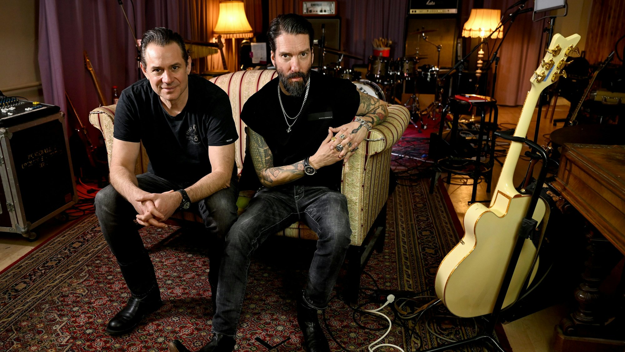 Die Musiker Alec Völke alias ‚Boss Burns‘ (l) und Sascha Vollmer alias ‚Hoss Power‘ der Band The BossHoss singen die Nationalhymne beim Bundesliga-Auftakt.