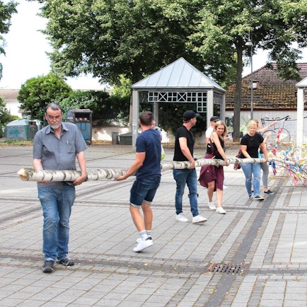Der Maibaum als er niedergelegt wurde. Vorne links Hans Burgwinkel