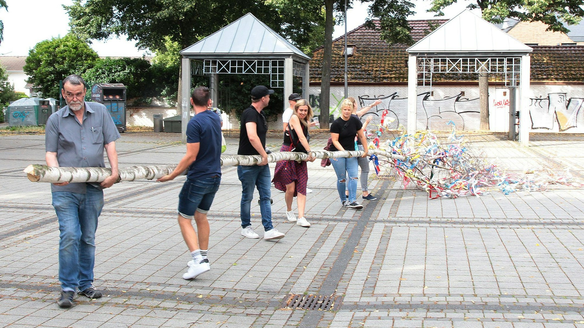 Der Maibaum als er niedergelegt wurde. Vorne links Hans Burgwinkel