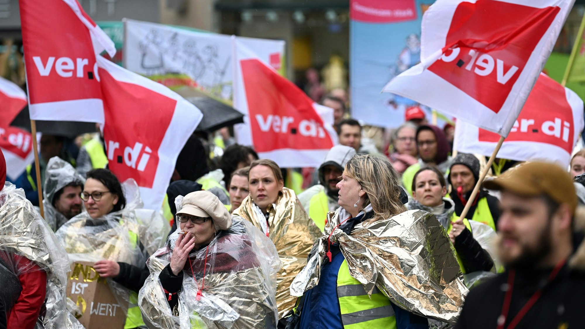 Streikende zogen im März mit Verdi-Fahnen und Bannern durch die Innenstadt.