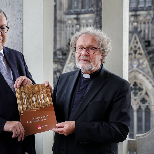 Das Bild zeigt Abraham Lehrer und Weihbischof Rolf Steinhäuser.