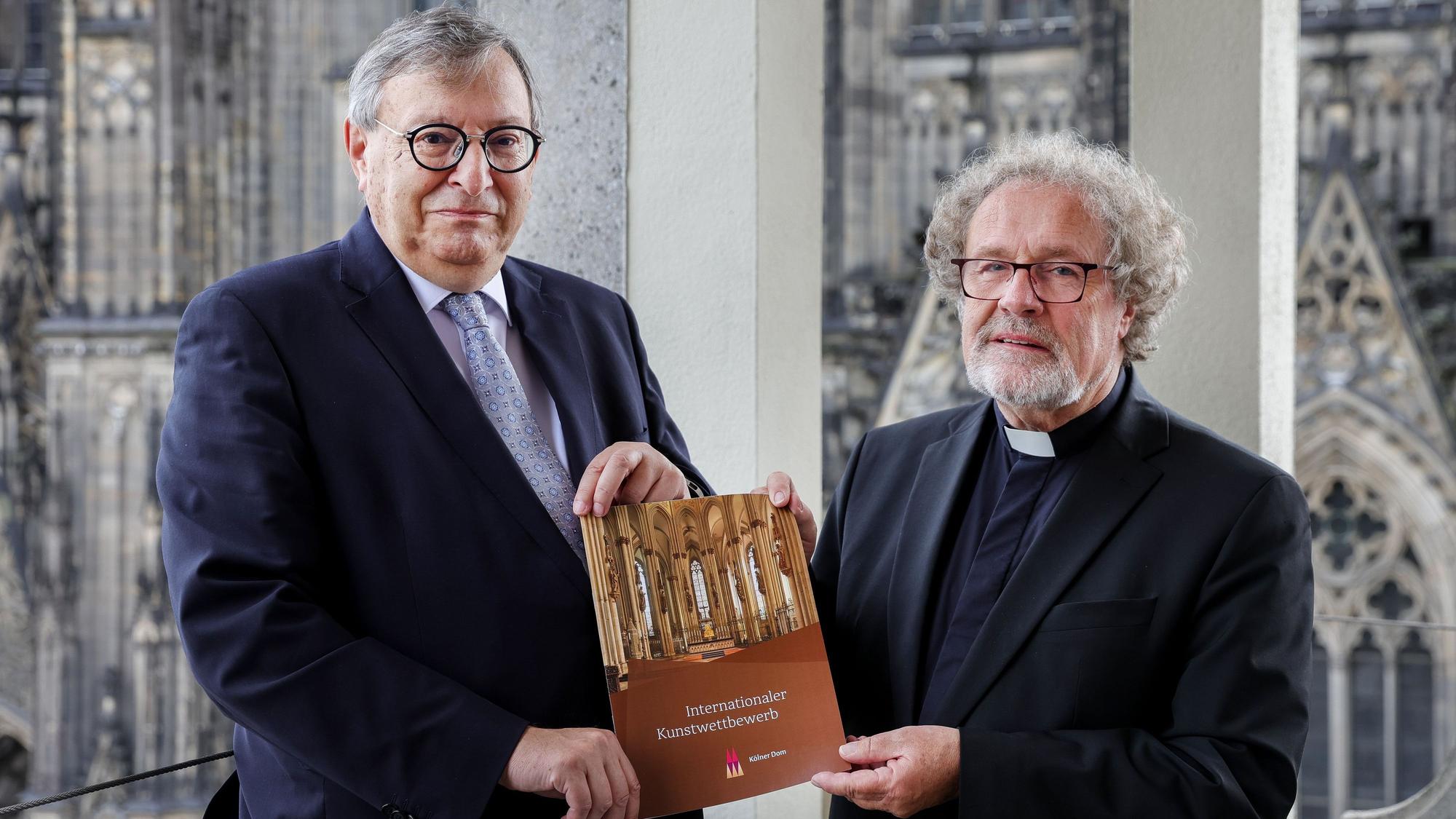 Das Bild zeigt Abraham Lehrer und Weihbischof Rolf Steinhäuser.
