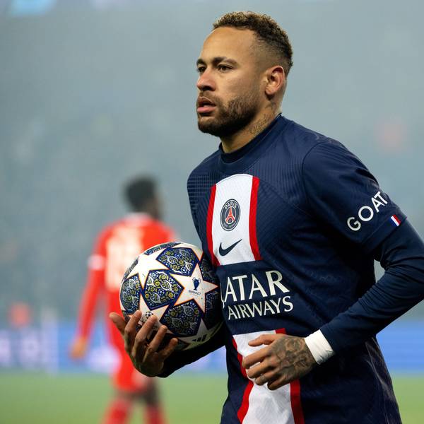 Neymar Jr hält einen Ball in der Hand.