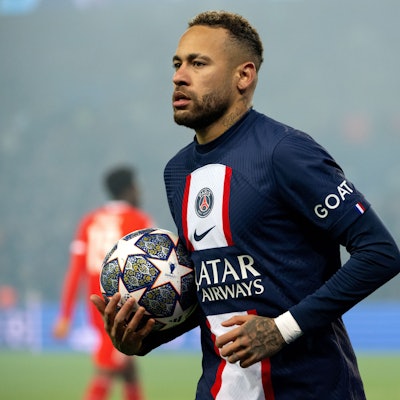 Neymar Jr hält einen Ball in der Hand.