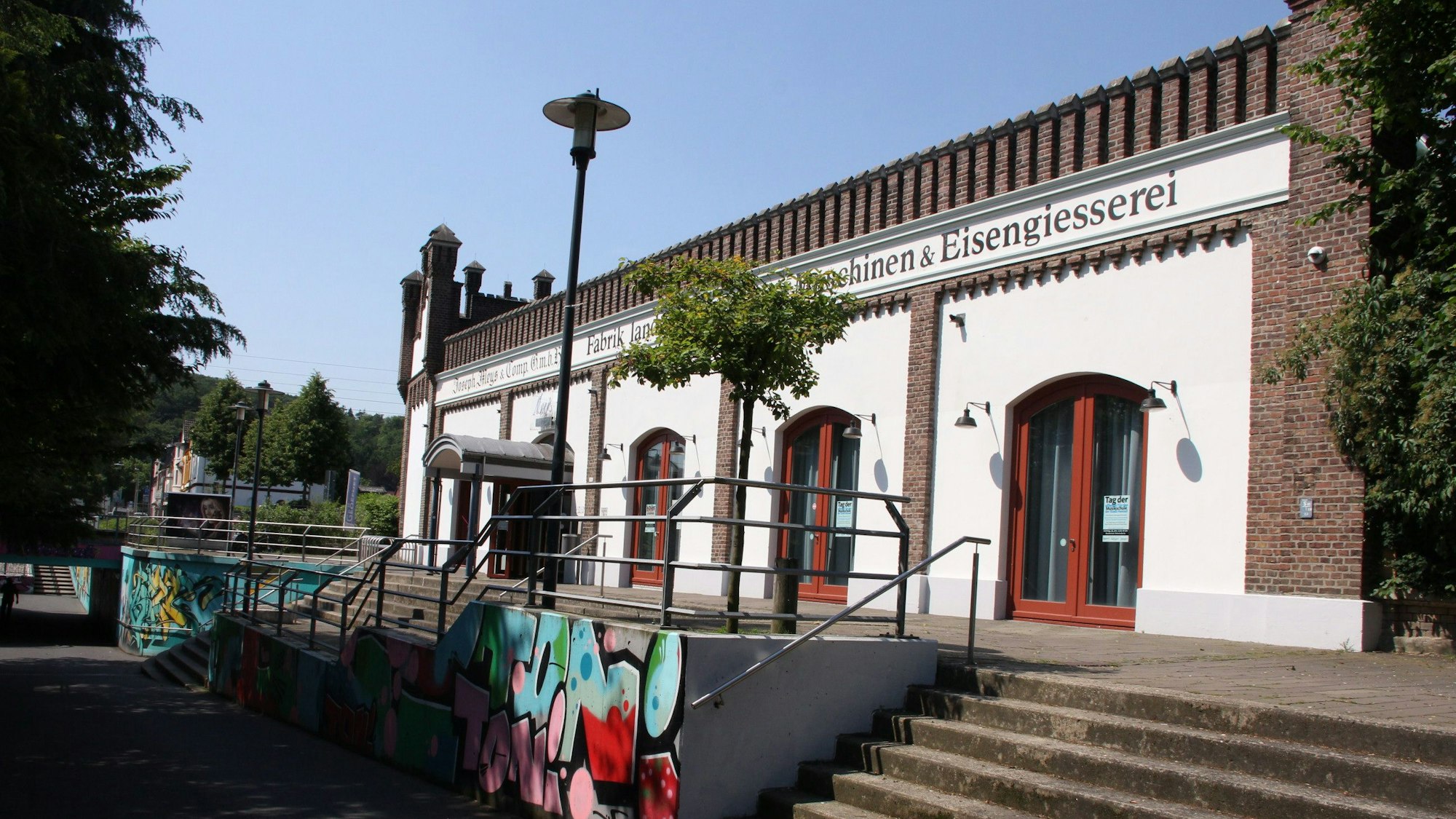 In der Meys Fabrik ist die Stadtbibliothek untergebracht, eine wichtige Freizeiteinrichtung der Stadt.