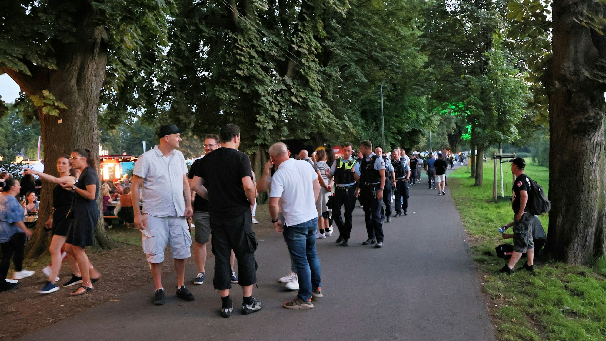 Menschen gehen über die Kastanienallee in Opladen.