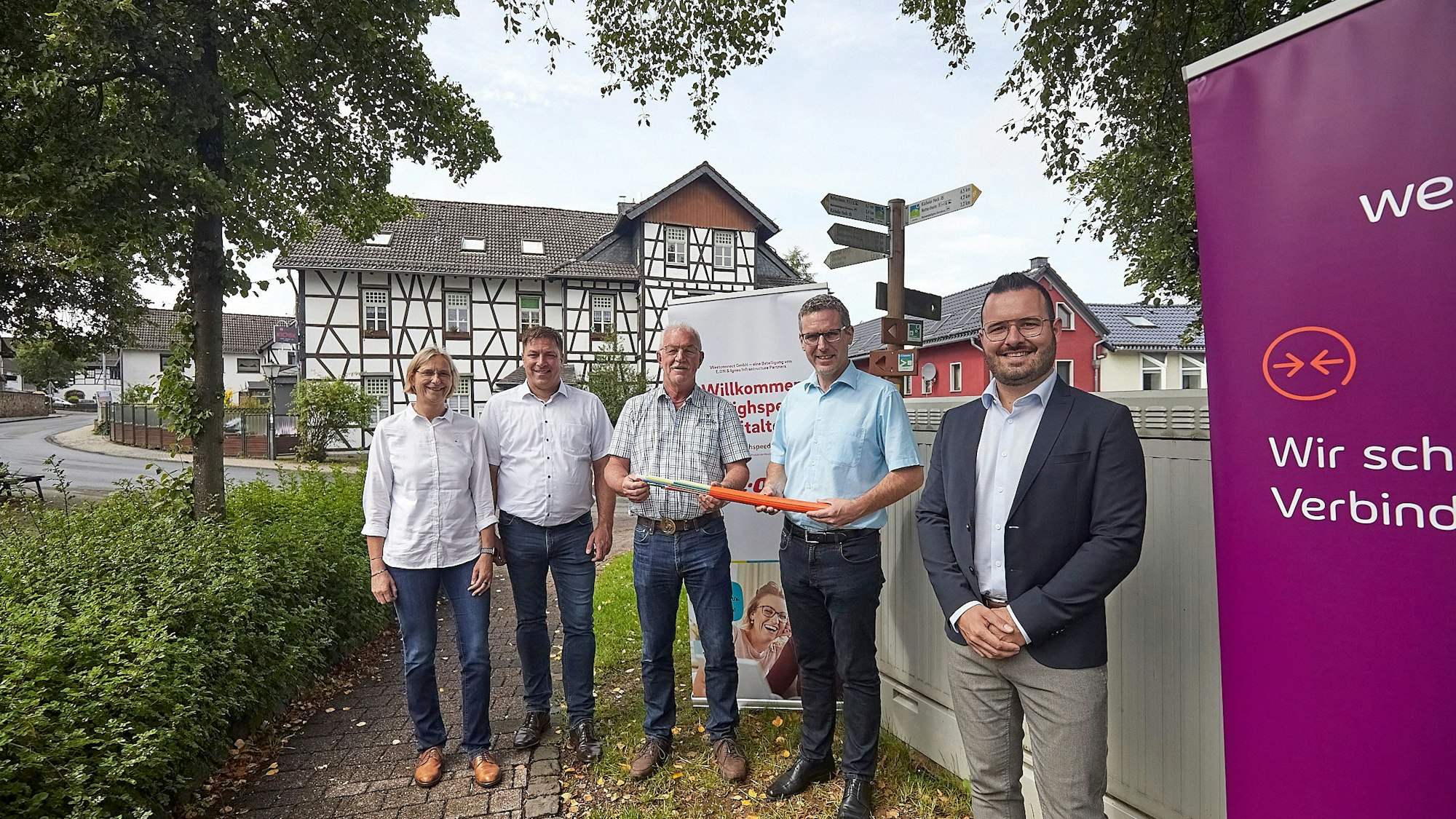 Auf dem Bild sind vier Männer und eine Frau zu sehen, die nebeneinander stehen: Marile Werland (v.l.), Stefan Grieshaber, Bernd Maus, Norbert Crump und Philipp Klein.