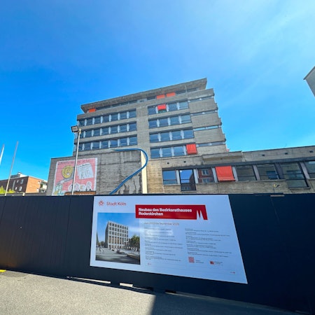 Im Mai wurde der Bauzaun für den Abriss des Bezirksrathauses aufgestellt.